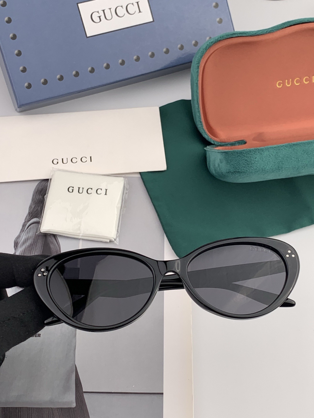 Gucci 经典的小框设计，不挑脸型，无论搭配大衣还是连衣裙都非常显气质尼龙偏光镜片预防紫外线 型号：G