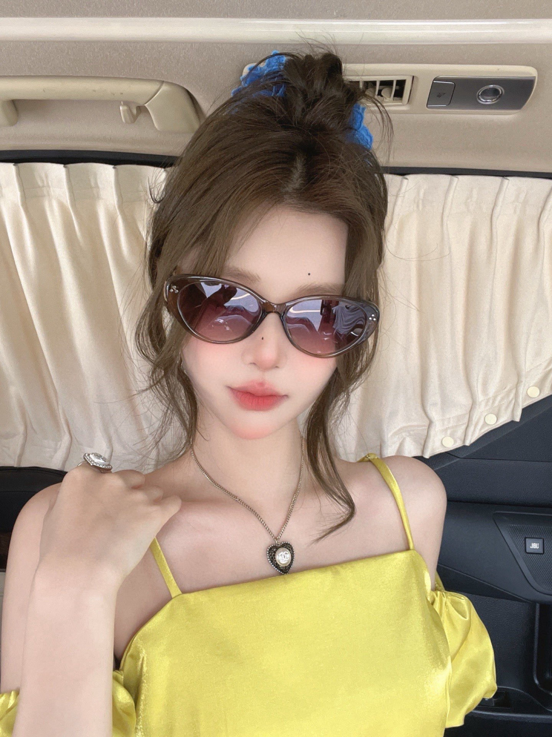 Gucci 经典的小框设计，不挑脸型，无论搭配大衣还是连衣裙都非常显气质尼龙偏光镜片预防紫外线 型号：G