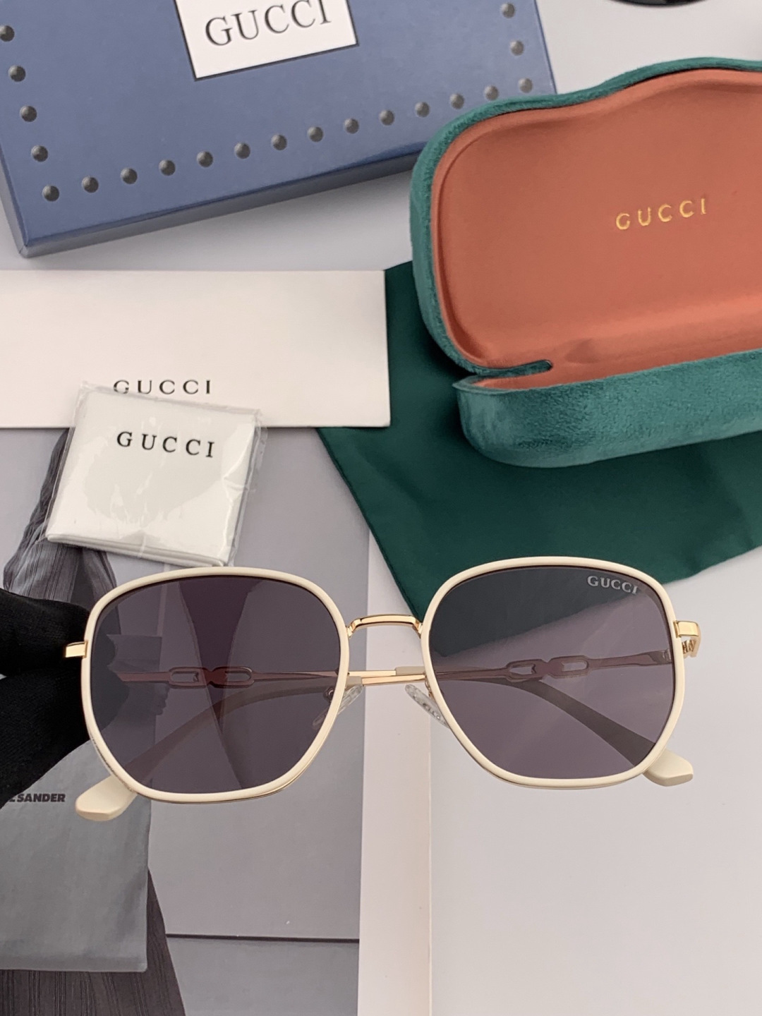 Gucci 经典的方框设计，不挑脸型，无论搭配大衣还是连衣裙都非常显气质尼龙偏光镜片预防紫外线 型号：G