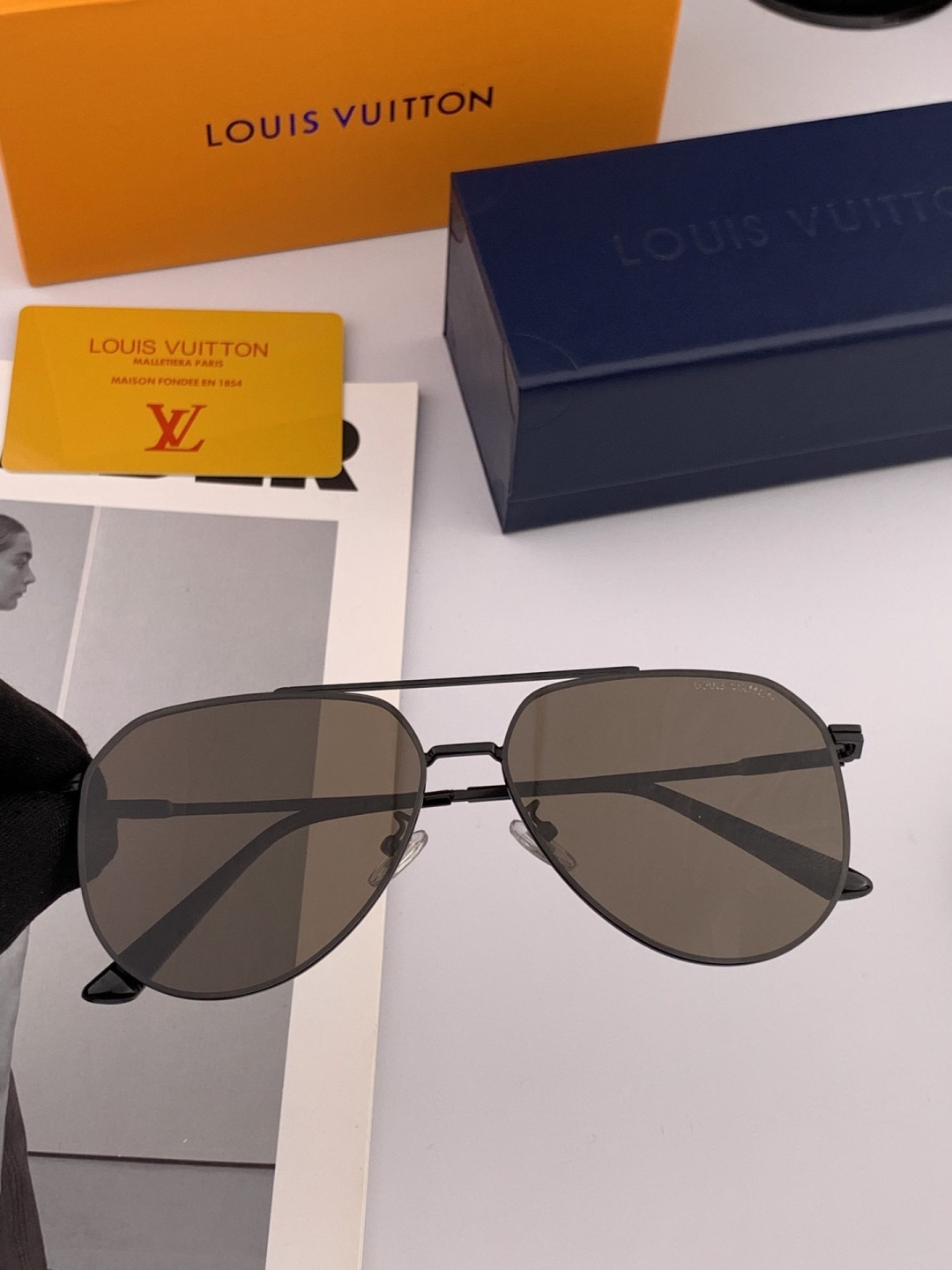 LV 男款炫彩飞行员偏光太阳镜 ❤️材质：高清尼龙加厚卡槽高清偏光镜片 🌹无边框镜架💕颜👍型号：L989