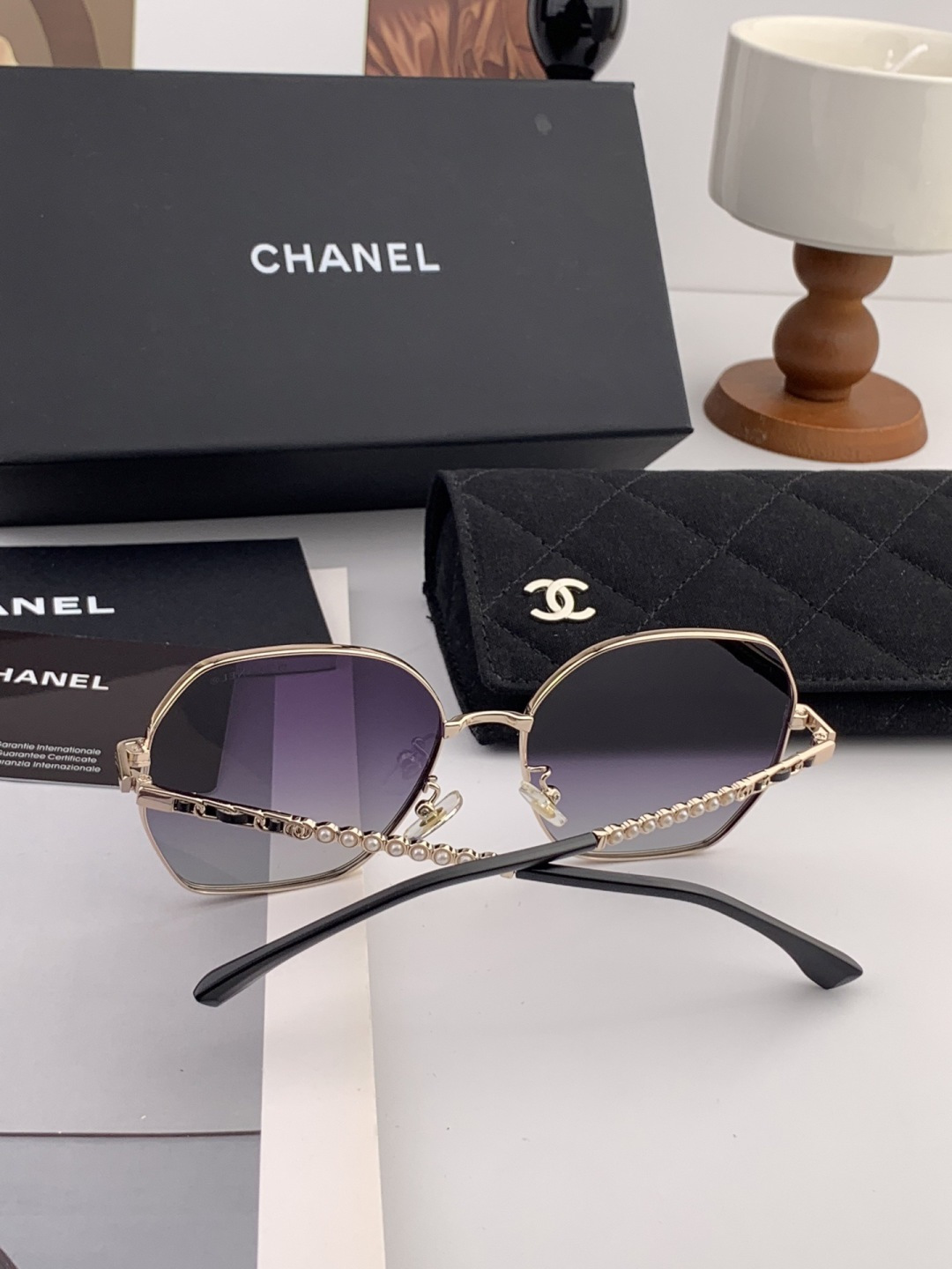 新品CHANEL 香奈儿太阳镜以独特魅力和前卫风格诠释春夏最新眼镜，以方框设计两边经典小香珍珠做点缀，中