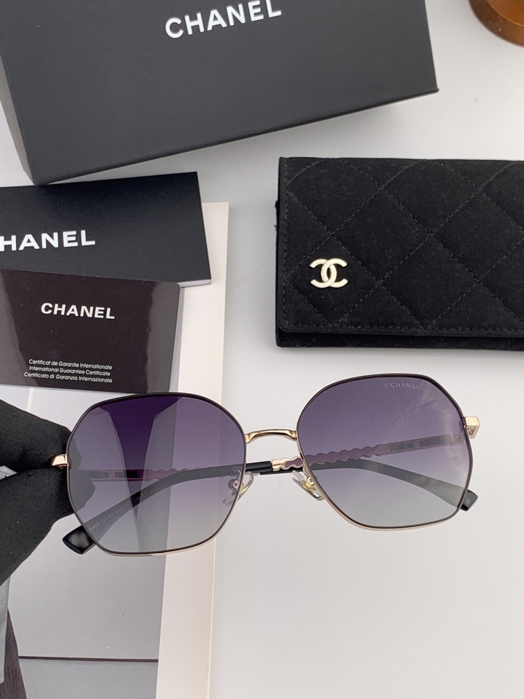 新品CHANEL 香奈儿太阳镜以独特魅力和前卫风格诠释春夏最新眼镜，以方框设计两边经典小香珍珠做点缀，中