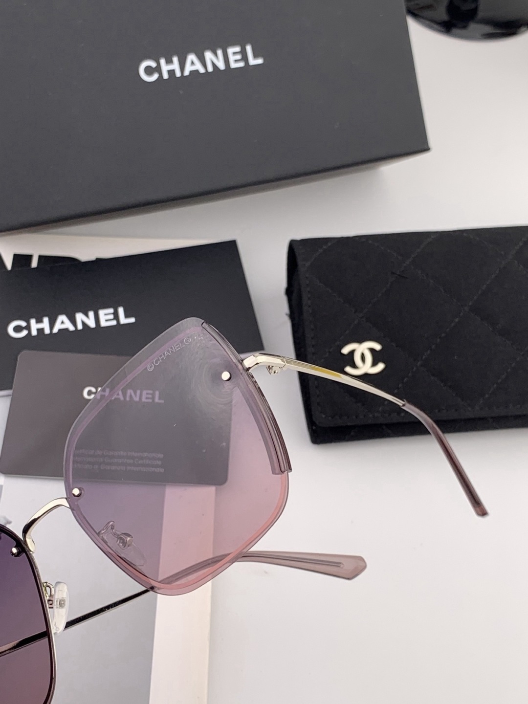 【偏光系列】香奈儿 经典的无框设计，不挑脸型，无论搭配大衣还是连衣裙都非常显气质偏光镜片预防紫外线 型号