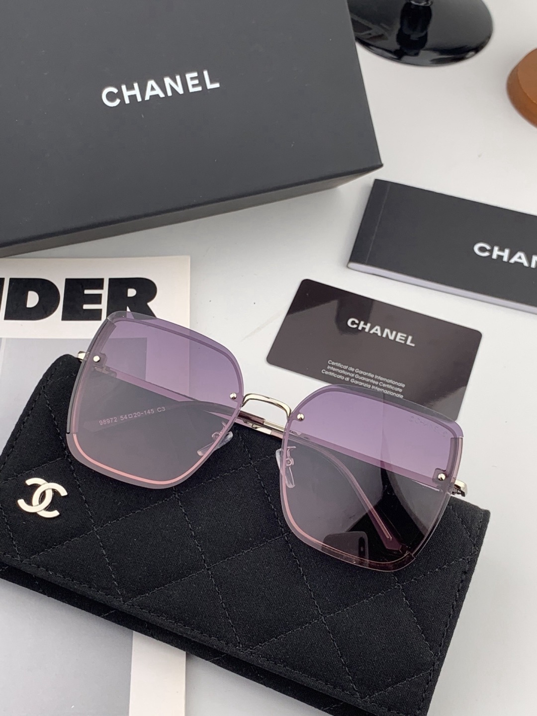 【偏光系列】香奈儿 经典的无框设计，不挑脸型，无论搭配大衣还是连衣裙都非常显气质偏光镜片预防紫外线 型号