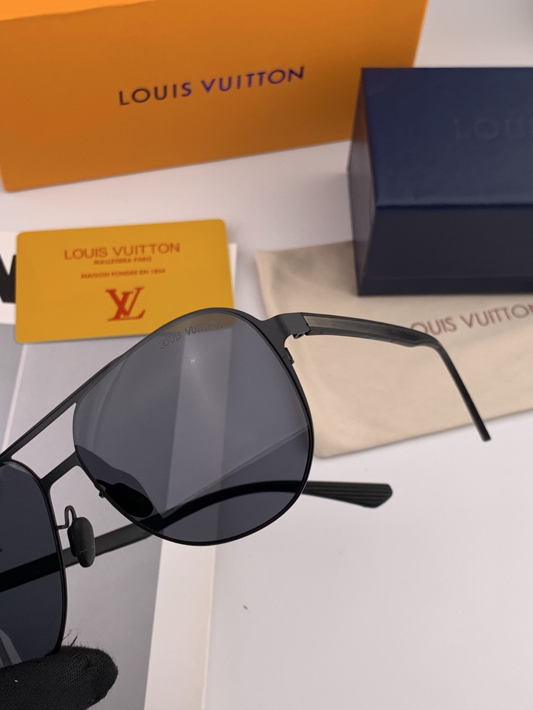 LV 男款炫彩飞行员偏光太阳镜 ❤️材质：高清尼龙加厚卡槽高清偏光镜片 🌹无边框镜架💕颜👍型号：L522