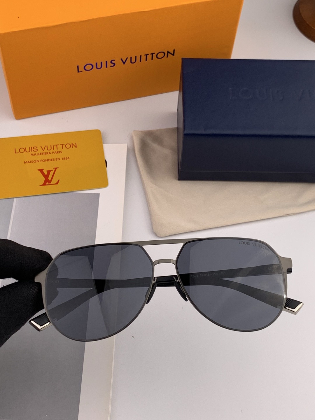 LV 男款炫彩飞行员偏光太阳镜 ❤️材质：高清尼龙加厚卡槽高清偏光镜片 🌹无边框镜架💕颜👍型号：L522