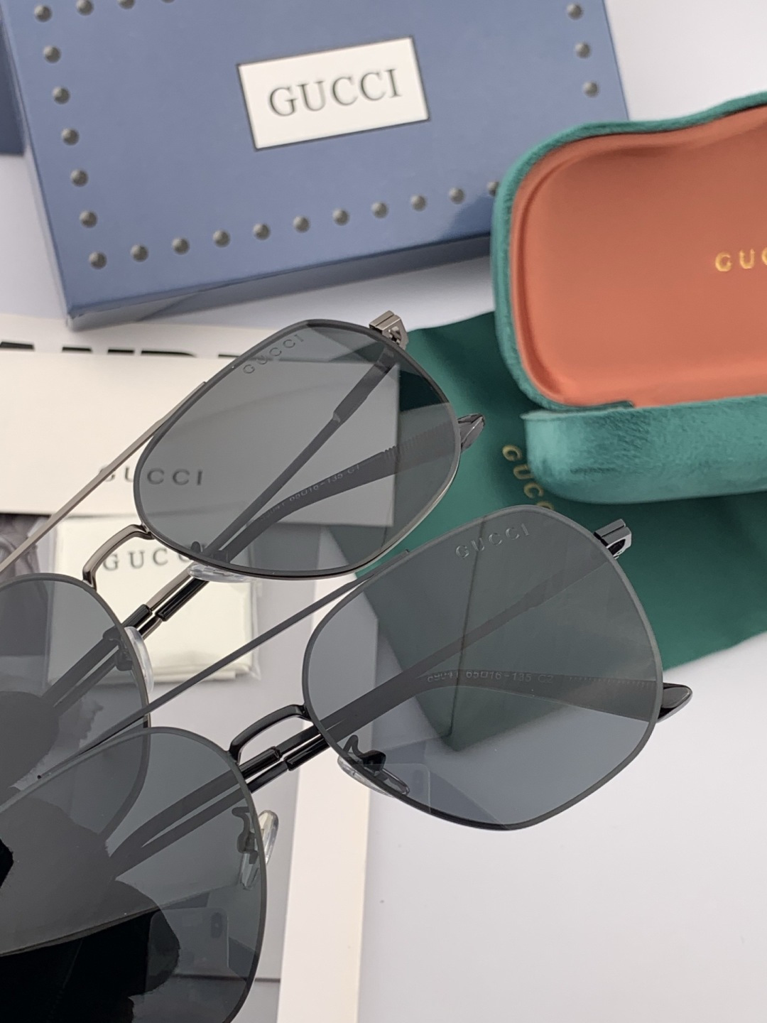 Gucci 男款炫彩飞行员偏光太阳镜 ❤️材质：高清尼龙加厚卡槽高清偏光镜片 🌹无边框镜架💕颜👍型号：G