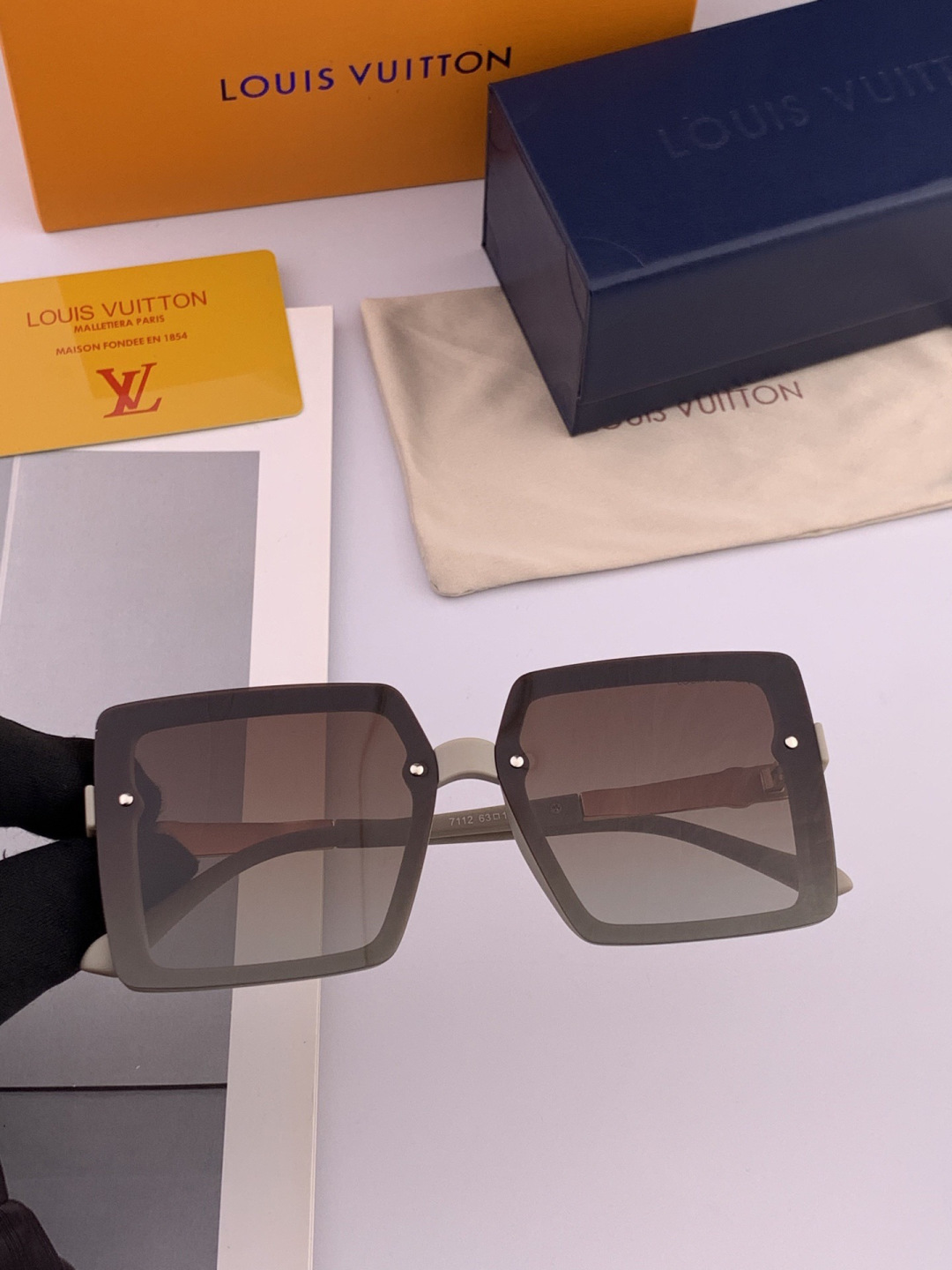 【TR偏光系列】lv大框太阳镜墨镜经典的方框设计，不挑脸型，无论搭配大衣还是连衣裙都非常显气质偏光镜片预