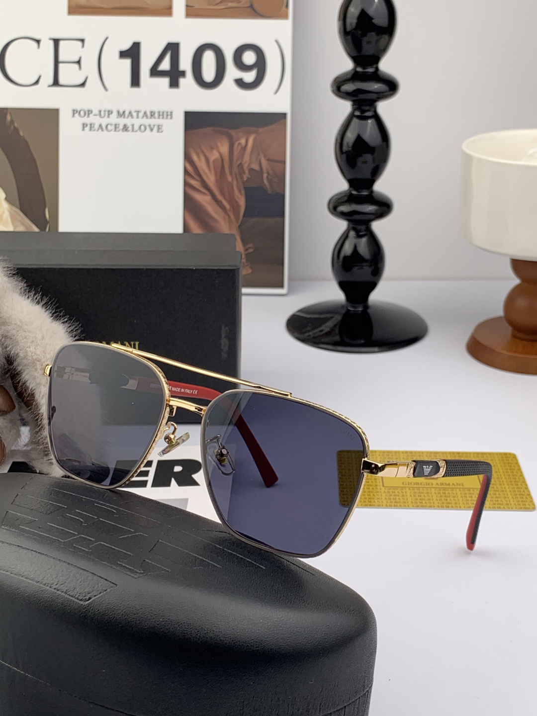 【阿玛尼】新款超百搭金属太阳镜、造型轮廓超大镜框完美修饰脸型，时尚超级百搭 ！型号：A82230