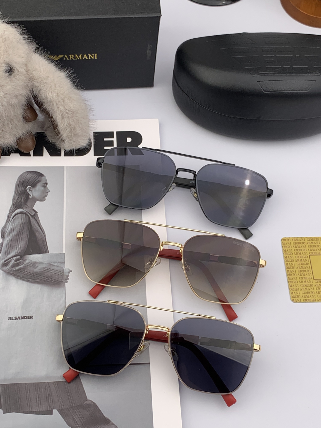 【阿玛尼】新款超百搭金属太阳镜、造型轮廓超大镜框完美修饰脸型，时尚超级百搭 ！型号：A82230