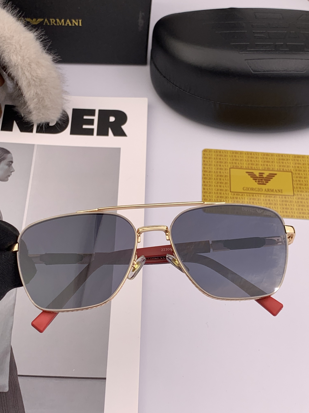 【阿玛尼】新款超百搭金属太阳镜、造型轮廓超大镜框完美修饰脸型，时尚超级百搭 ！型号：A82230