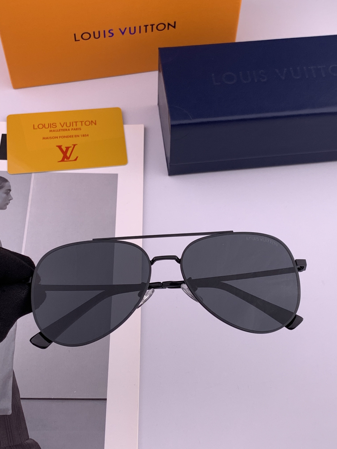 LV 男款炫彩飞行员偏光太阳镜 ❤️材质：高清尼龙加厚卡槽高清偏光镜片 🌹无边框镜架💕颜👍型号：L189