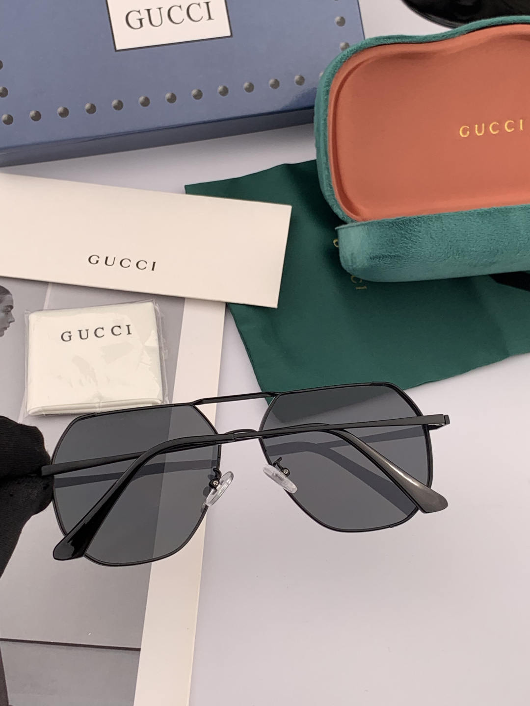 LV 男款炫彩飞行员偏光太阳镜 ❤️材质：高清尼龙加厚卡槽高清偏光镜片 🌹无边框镜架💕颜👍型号：L789