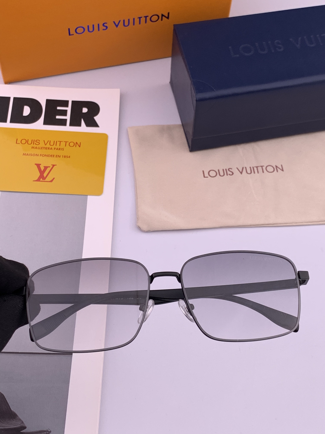 LV 男款炫彩飞行员偏光太阳镜 ❤️材质：高清尼龙加厚卡槽高清偏光镜片 🌹无边框镜架💕颜👍型号：L989