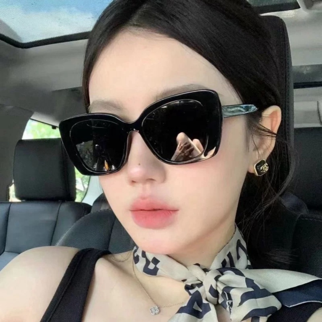 香奈儿 开春新款太阳镜 各路网红纷纷带起气场满分‼️ 俏皮甜美.上脸效果更佳.金属质感超好 型号：CH3