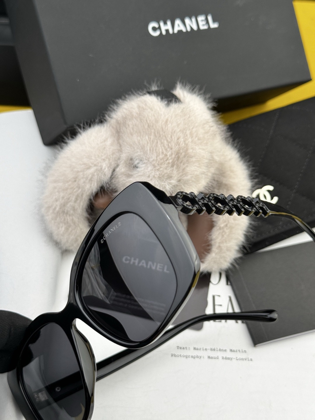 香奈儿 开春新款太阳镜 各路网红纷纷带起气场满分‼️ 俏皮甜美.上脸效果更佳.金属质感超好 型号：CH3