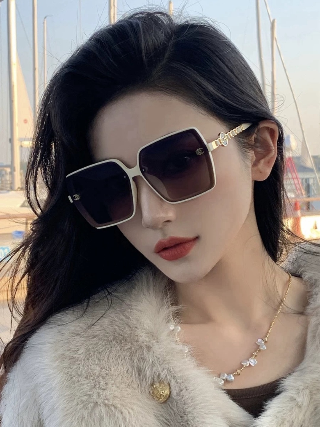 香奈儿 开春新款太阳镜 各路网红纷纷带起气场满分‼️ 俏皮甜美.上脸效果更佳.金属质感超好 型号：CH0