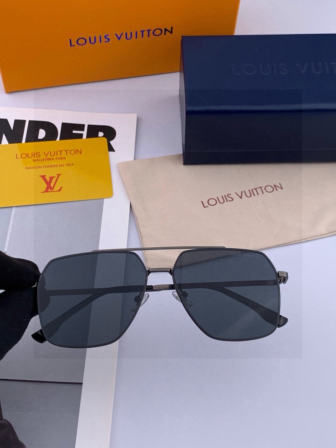 ♦️LV 新款男女情侣款太阳镜多边形墨镜iP 电镀永不褪色 超轻超有弹性整幅眼镜无螺丝重要的是压不坏 高