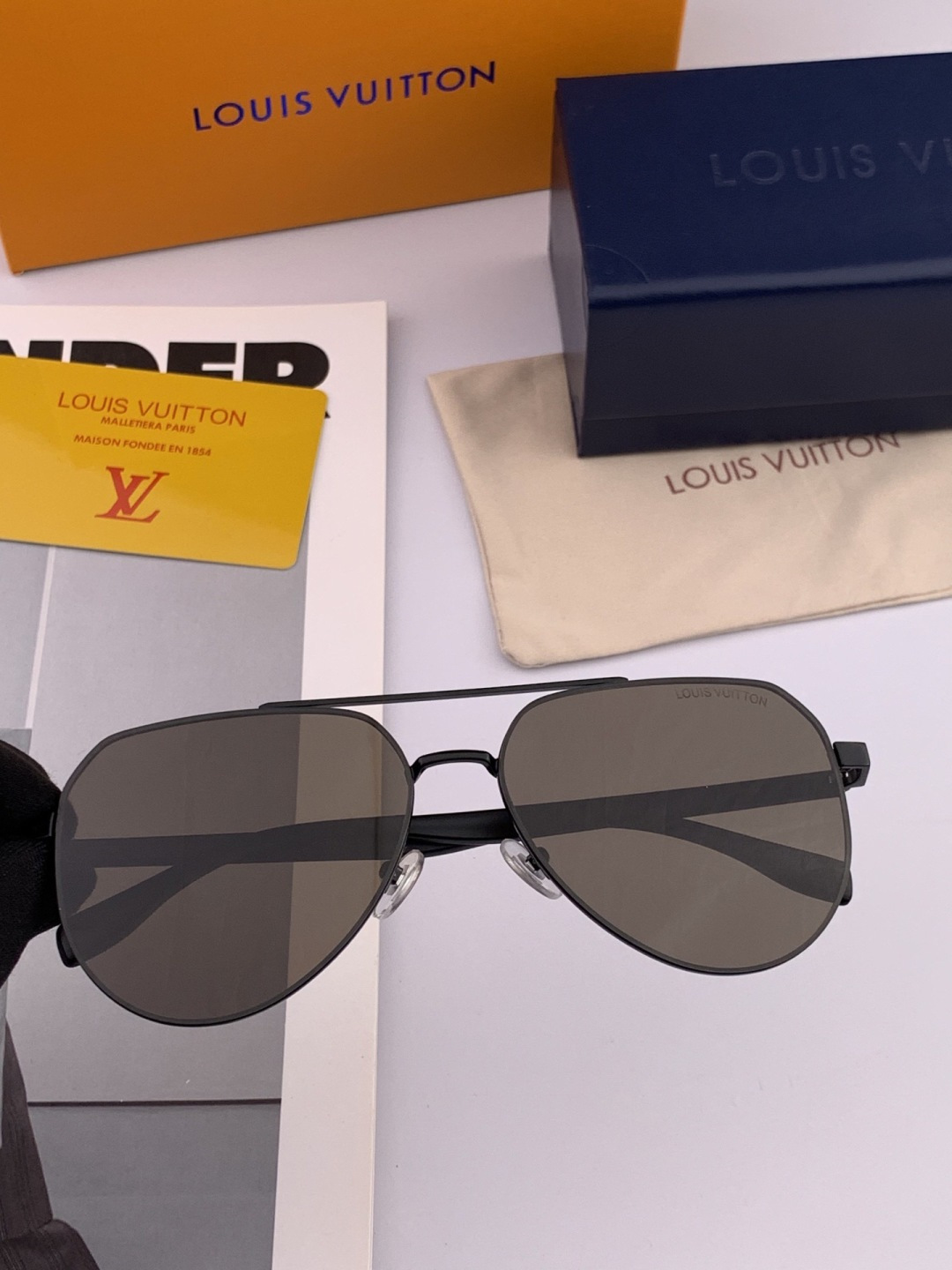 LV 男款炫彩飞行员偏光太阳镜 ❤️材质：高清尼龙加厚卡槽高清偏光镜片 🌹无边框镜架💕颜👍型号：L089