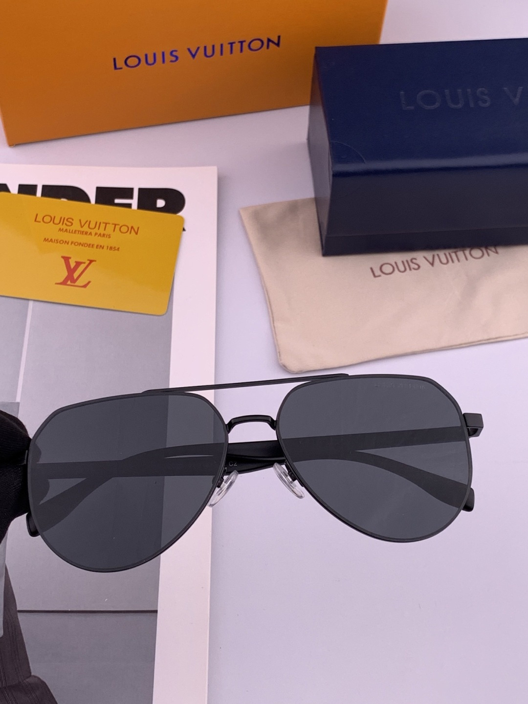 LV 男款炫彩飞行员偏光太阳镜 ❤️材质：高清尼龙加厚卡槽高清偏光镜片 🌹无边框镜架💕颜👍型号：L089
