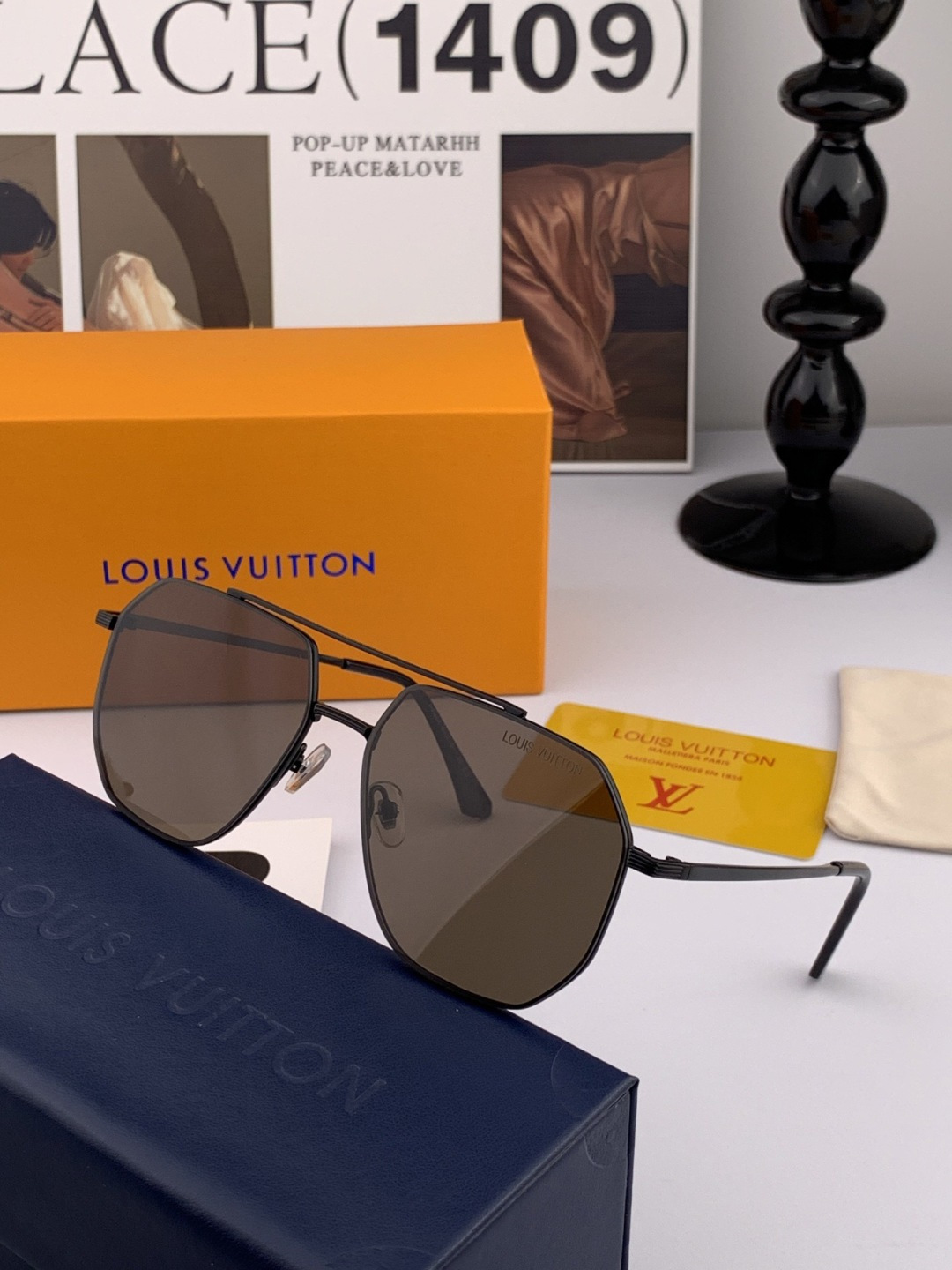 LV 男款炫彩飞行员偏光太阳镜 ❤️材质：高清尼龙加厚卡槽高清偏光镜片 🌹无边框镜架💕颜👍型号：L089