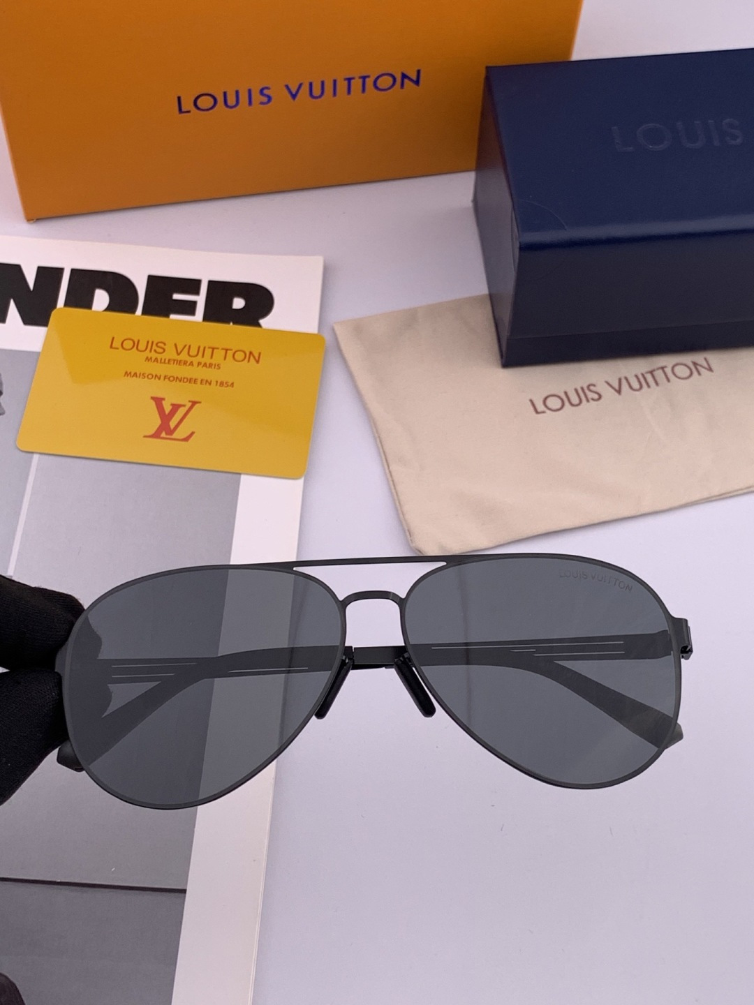 ♦️LV 新款男女情侣款太阳镜多边形墨镜iP 电镀永不褪色 超轻超有弹性整幅眼镜无螺丝重要的是压不坏 高