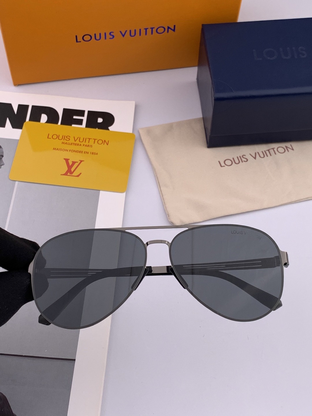 ♦️LV 新款男女情侣款太阳镜多边形墨镜iP 电镀永不褪色 超轻超有弹性整幅眼镜无螺丝重要的是压不坏 高