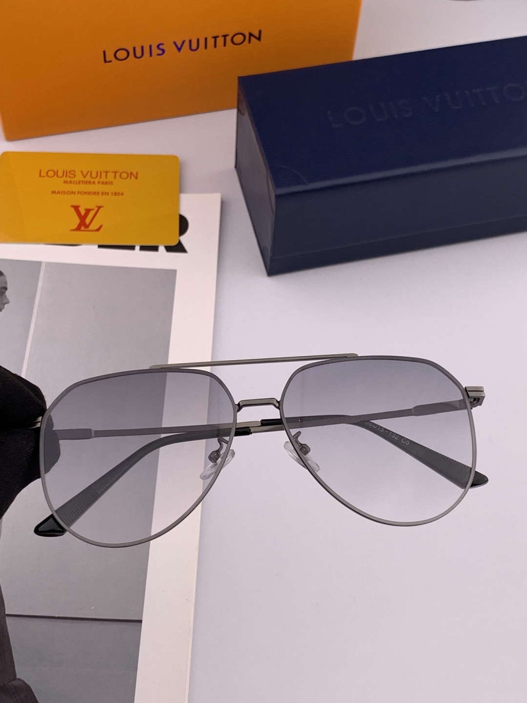 LV 男款炫彩飞行员偏光太阳镜 ❤️材质：高清尼龙加厚卡槽高清偏光镜片 🌹无边框镜架💕颜👍型号：L989