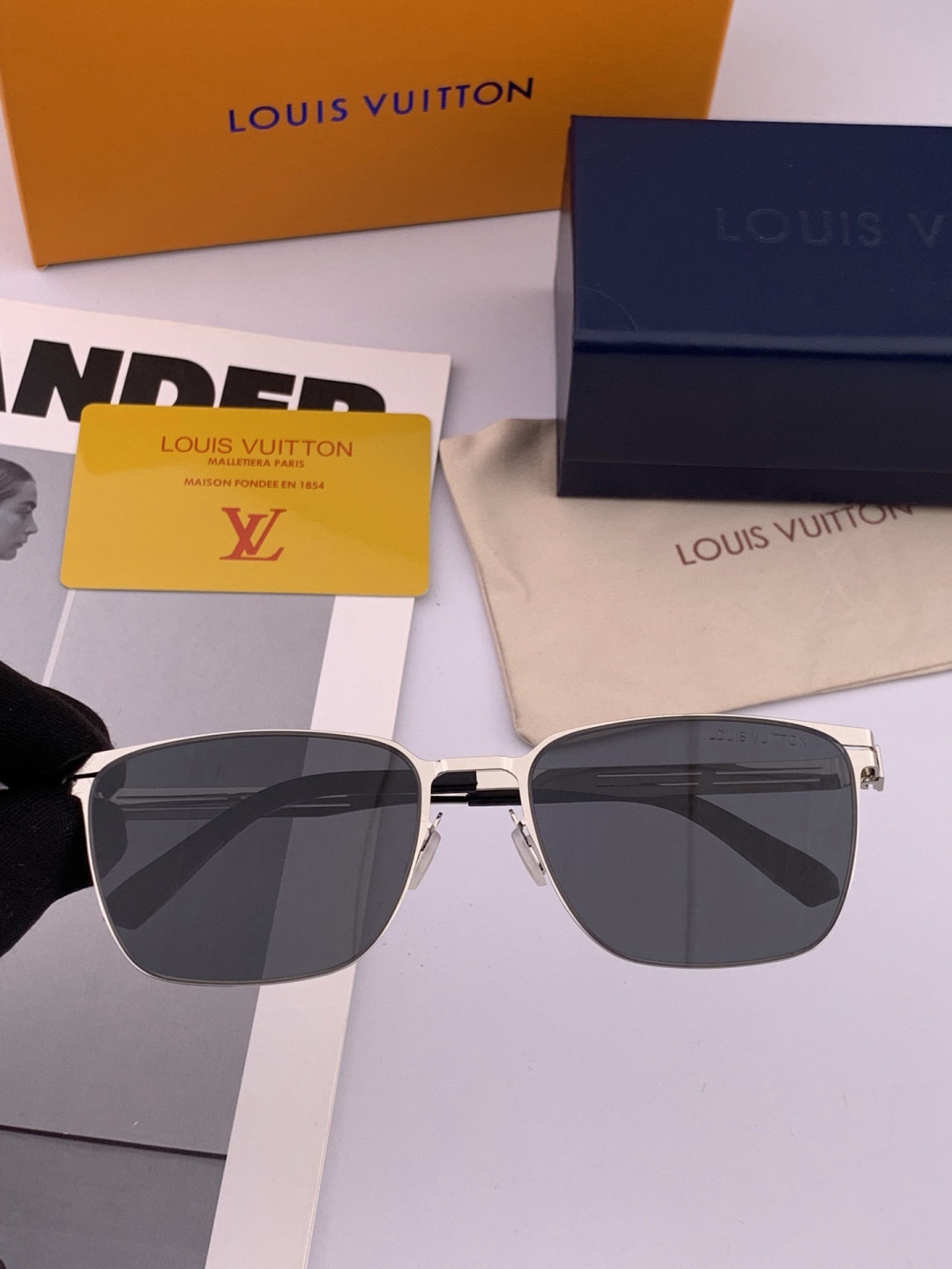 ♦️LV 新款男女情侣款太阳镜多边形墨镜iP 电镀永不褪色 超轻超有弹性整幅眼镜无螺丝重要的是压不坏 高