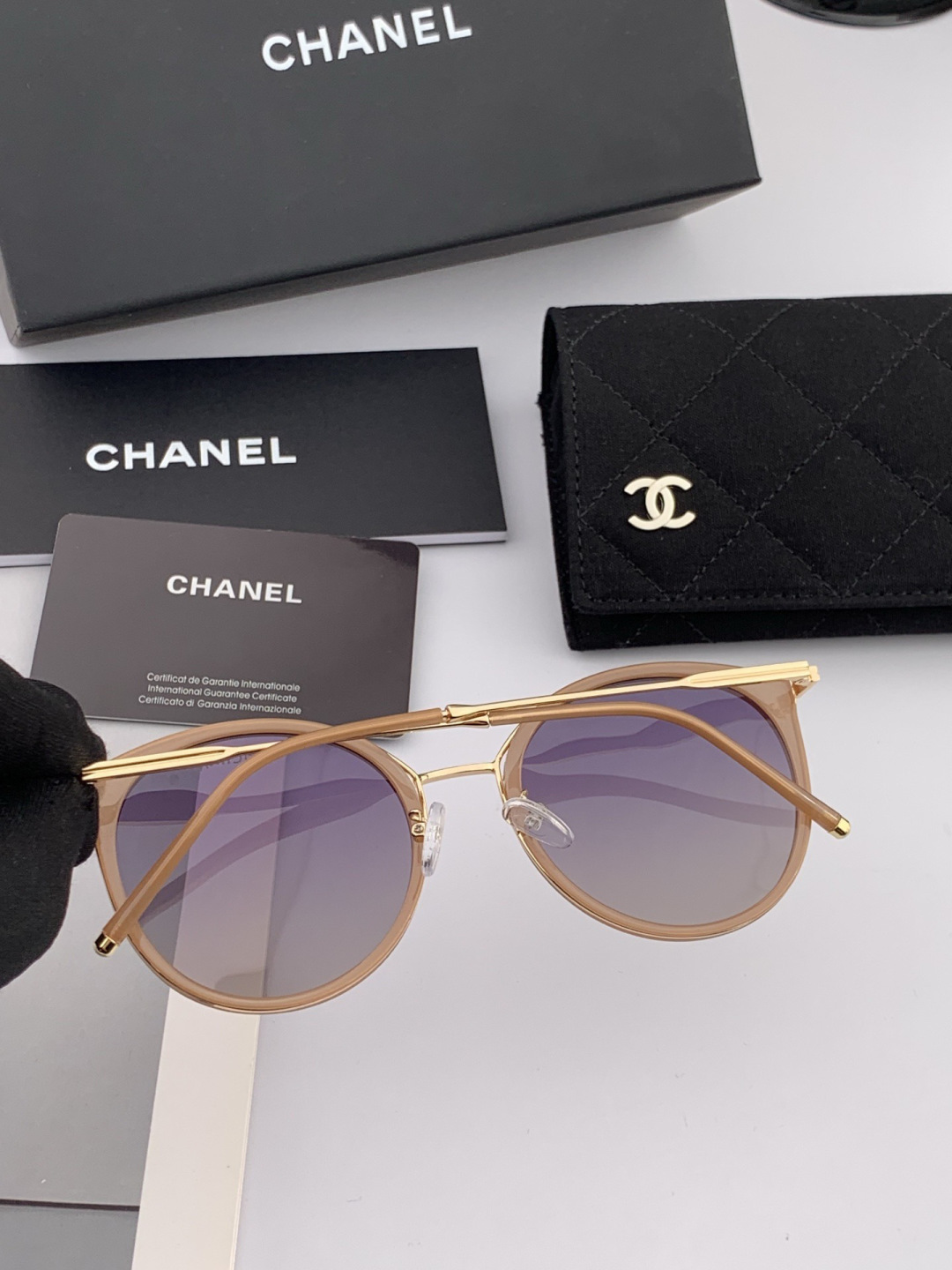 新品CHANEL 香奈儿太阳镜以独特魅力和前卫风格诠释春夏最新眼镜，质感超好佩带舒适 型号：CH7827