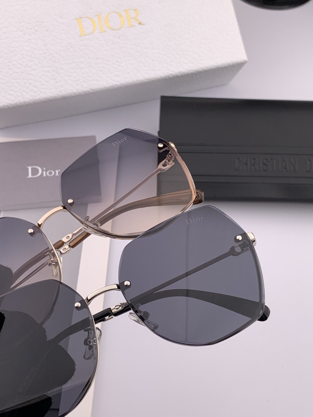 【尼龙偏光系列】DIOR无框太阳镜墨多边形设计，不挑脸型，无论搭配大衣还是连衣裙都非常显气质尼龙偏光镜片