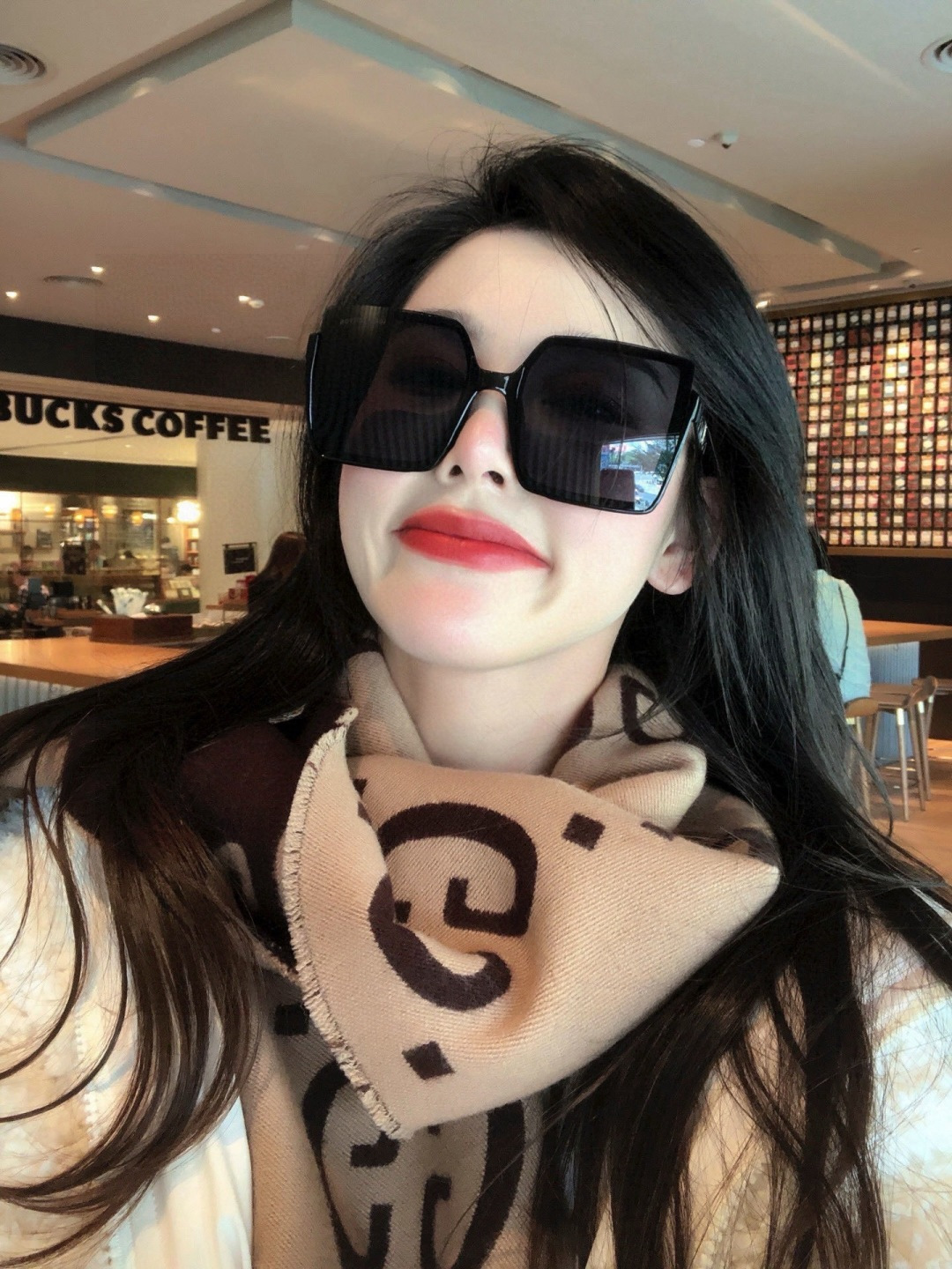 NO:742127,LV large frame sunglasses have a classic square frame design, which does not matter the face shape. Whether paired with a coat or a dress, it looks very elegant and prevents ultraviolet rays. Model number L6151 glasses, sunglasses, sunglasses, glasses, louis vuitton, skirts19860909lv大框太阳镜墨镜经典的方框设计,不挑脸型,无论搭配大衣还是连衣裙都非常显气质预防紫外线 型号型号L6151眼镜墨镜太阳镜,眼镜,louis vuitton,skirts,glasses