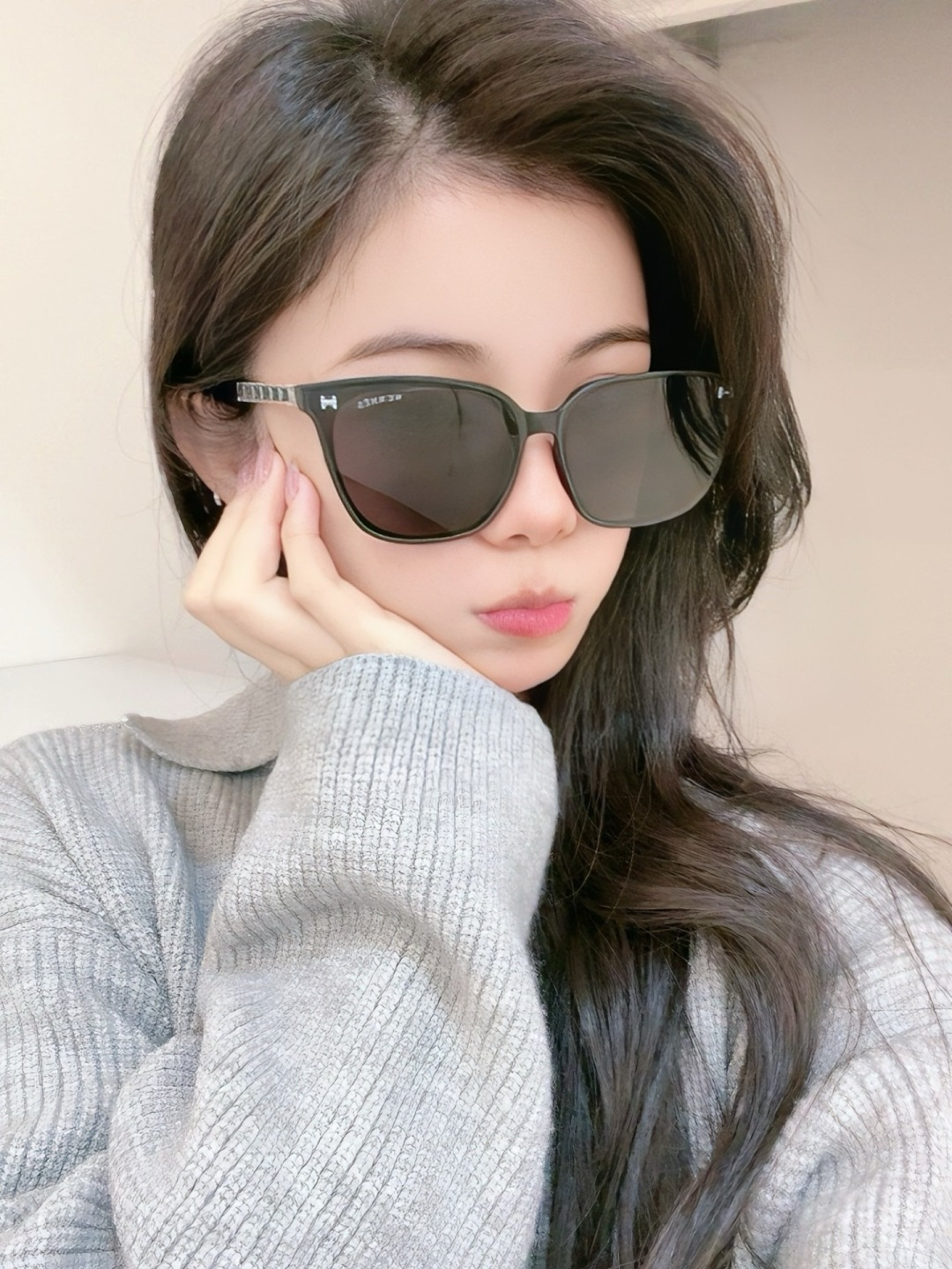 NO:742152,Hermès’ classic square frame design does not matter the shape of your face. It looks very elegant whether paired with a coat or a dress. Lenses prevent ultraviolet rays. Model H9302 glasses, sunglasses, sunglasses, glasses, hermes, skirts19860909爱马仕经典的方框设计,不挑脸型,无论搭配大衣还是连衣裙都非常显气质镜片预防紫外线 型号H9302眼镜墨镜太阳镜,眼镜,hermes,skirts,glasses