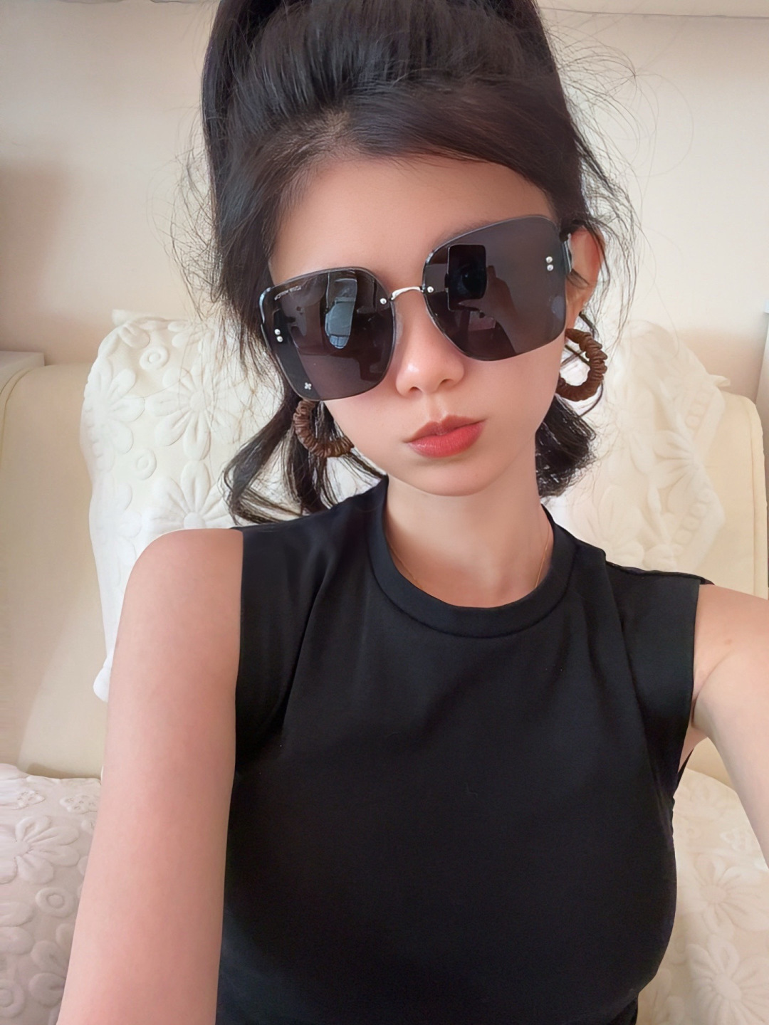 NO:742189,LV large-frame sunglasses have a classic square frame design, regardless of the face shape, and look very elegant whether paired with a coat or a dress. Nylon lenses prevent ultraviolet rays. Model L1550 glasses, sunglasses, sunglasses, glasses, louis vuitton, skirts19860909lv大框太阳镜墨镜经典的方框设计,不挑脸型,无论搭配大衣还是连衣裙都非常显气质尼龙镜片预防紫外线 型号L1550眼镜墨镜太阳镜,眼镜,louis vuitton,skirts,glasses