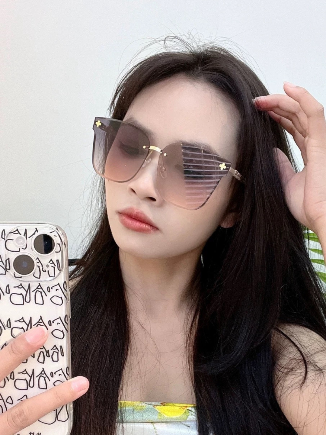 NO:742178,LV large-frame sunglasses have a classic square frame design, regardless of the face shape, and look very elegant whether paired with a coat or a dress. Nylon lenses prevent ultraviolet rays. Model L7101 glasses, sunglasses, sunglasses, glasses, louis vuitton, skirts19860909lv大框太阳镜墨镜经典的方框设计,不挑脸型,无论搭配大衣还是连衣裙都非常显气质尼龙镜片预防紫外线 型号L7101眼镜墨镜太阳镜,眼镜,louis vuitton,skirts,glasses