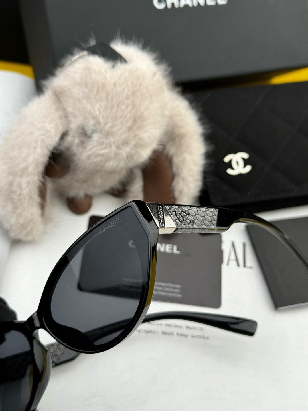 Chanel小框太阳镜墨镜 经典的方框设计，不挑脸型，无论搭配大衣还是连衣裙都非常显气质偏光镜片预防紫外