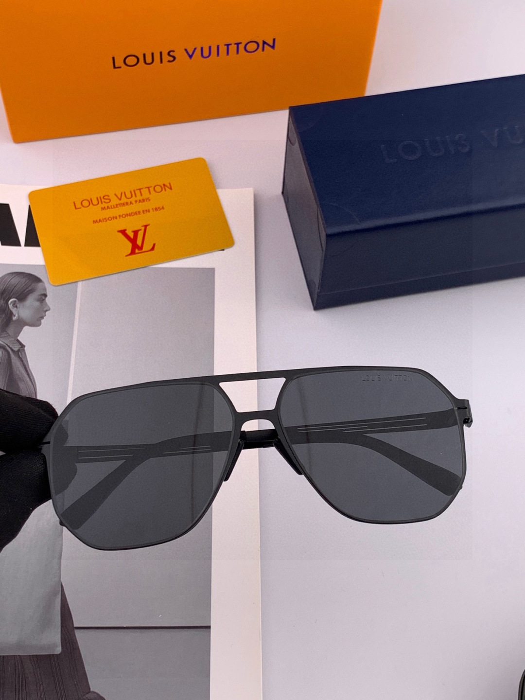 ♦️LV 新款男女情侣款太阳镜多边形墨镜iP电镀永不褪色 超轻超有弹性整幅眼镜无螺丝重要的是压不坏 高清