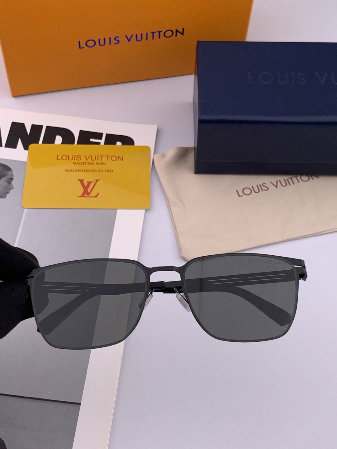 ♦️LV 新款男女情侣款太阳镜多边形墨镜iP电镀永不褪色 超轻超有弹性整幅眼镜无螺丝重要的是压不坏 高清