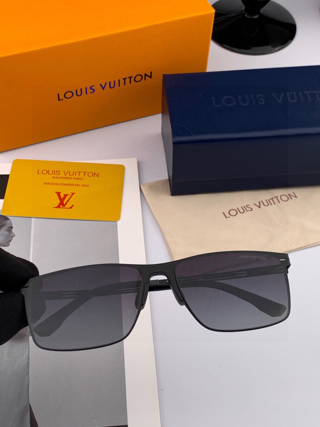 ♦️LV 新款男女情侣款太阳镜多边形墨镜iP电镀永不褪色 超轻超有弹性整幅眼镜无螺丝重要的是压不坏 高清