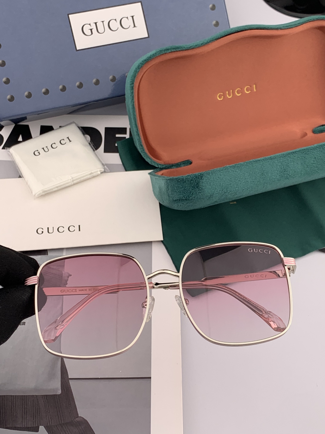 Gucci墨镜 新款 。 方框设计再优雅的同时还能在视觉上修饰脸型，敲显脸小，不挑脸型 复古的马衔扣配上