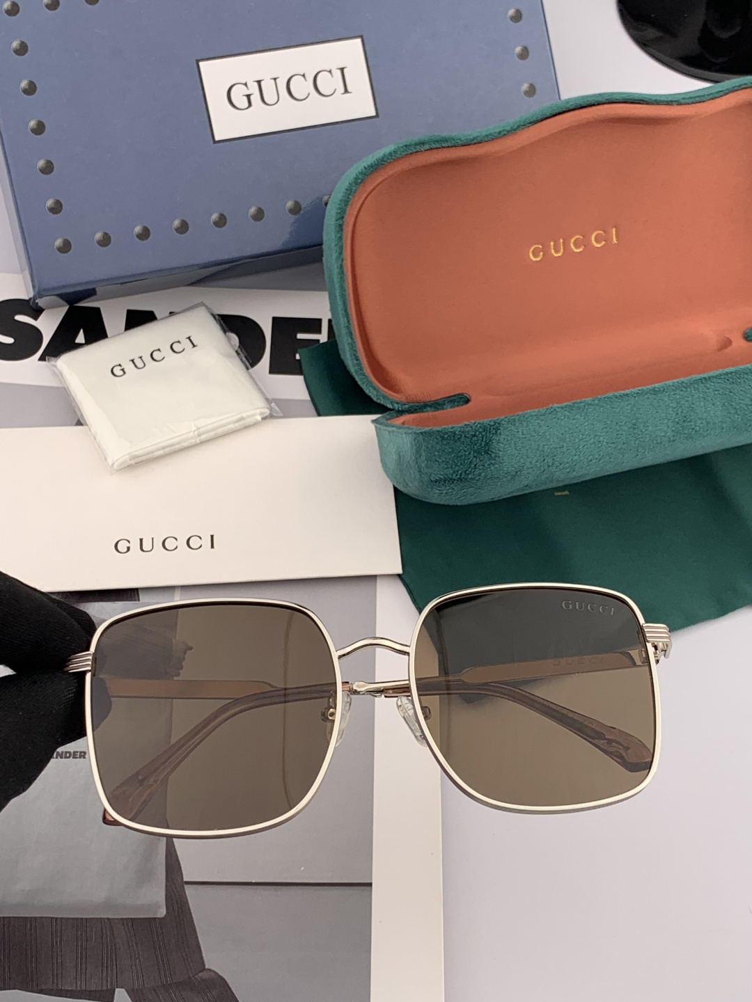 Gucci墨镜 新款 。 方框设计再优雅的同时还能在视觉上修饰脸型，敲显脸小，不挑脸型 复古的马衔扣配上