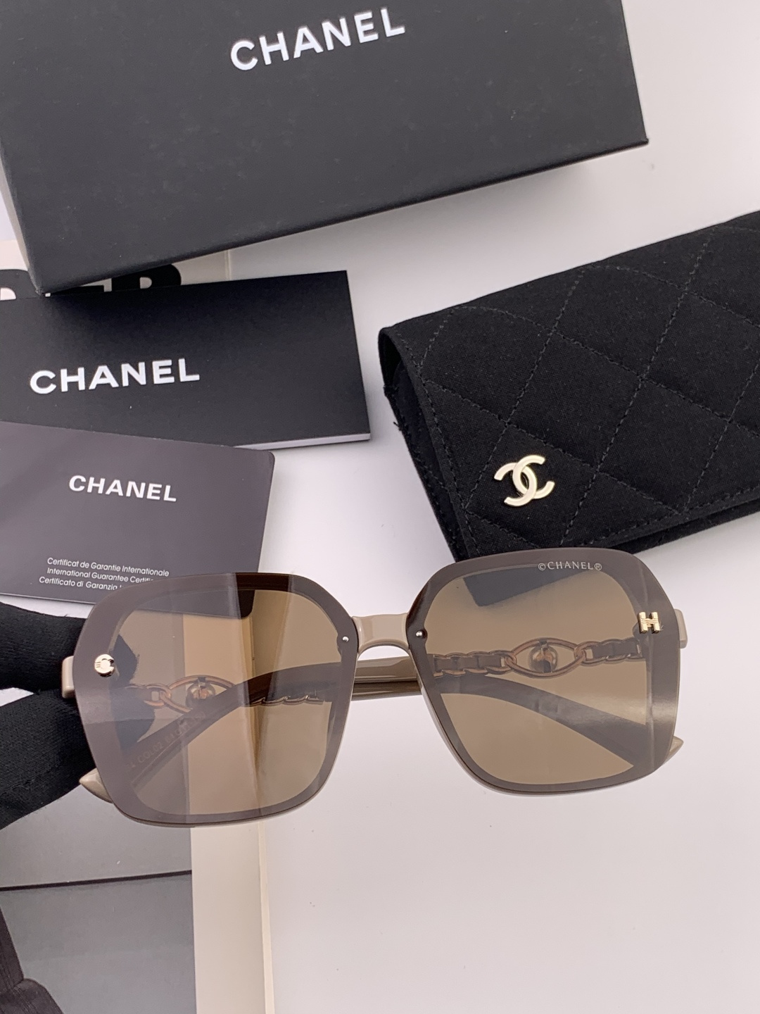 🔺CHANEL🔻官方早春新款，众多明星同款[色]香奈儿‼️‼️新款珍珠大框偏光墨镜 ，🌈🌈宝丽来超清偏光