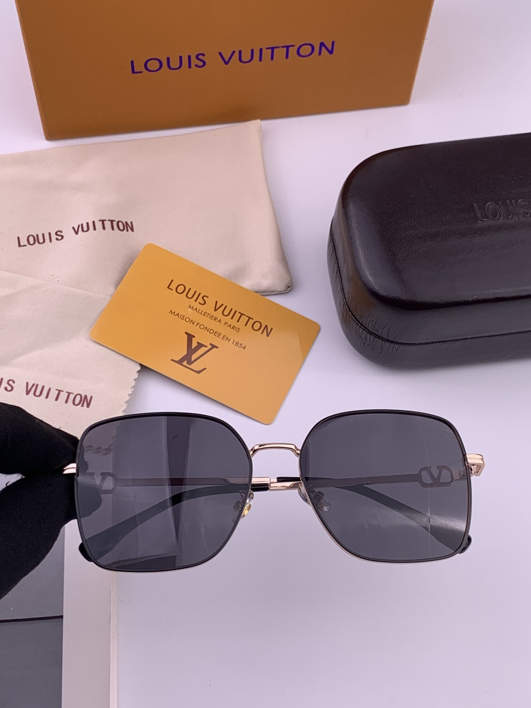 LV 。  高品质情侣款款墨镜   👍 进口宝丽来偏光镜片  。蛤蟆镜 开车钓鱼都可 。百搭显瘦墨镜韩版