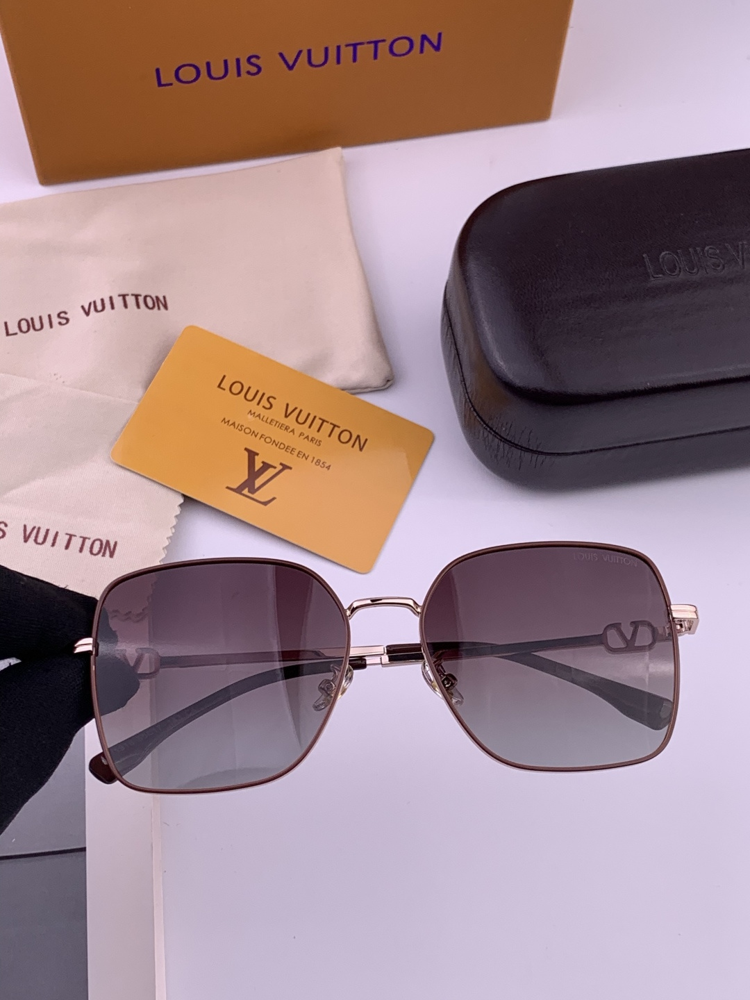 LV 。  高品质情侣款款墨镜   👍 进口宝丽来偏光镜片  。蛤蟆镜 开车钓鱼都可 。百搭显瘦墨镜韩版