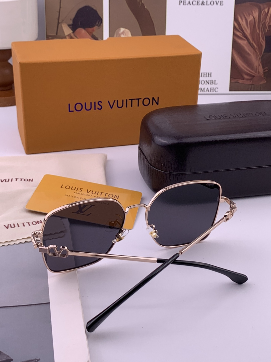LV 。  高品质情侣款款墨镜   👍 进口宝丽来偏光镜片  。蛤蟆镜 开车钓鱼都可 。百搭显瘦墨镜韩版
