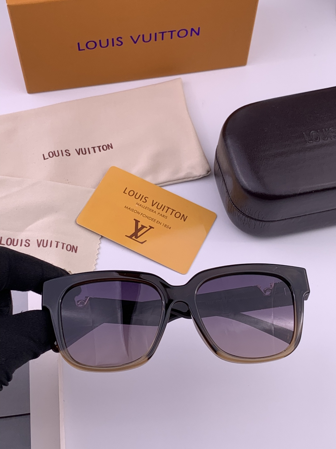 LV 。  高品质男女款墨镜   👍 进口宝丽来偏光镜片  。蛤蟆镜 开车钓鱼都可 。百搭显瘦墨镜韩版男