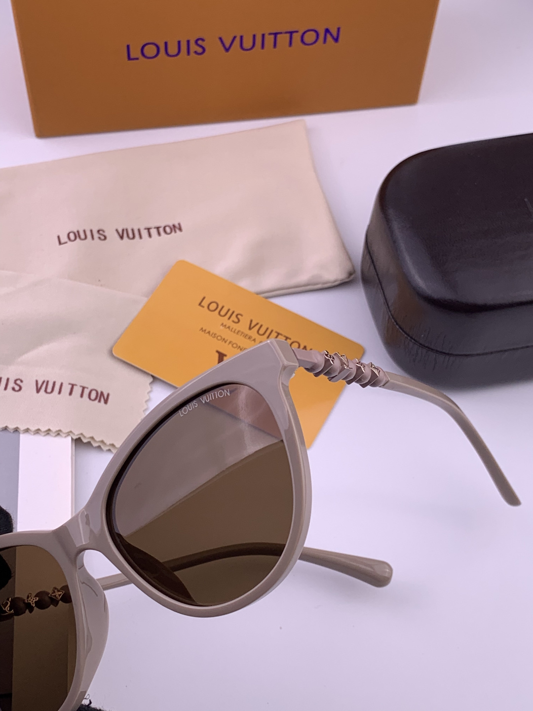 LV 。  高品质男女款墨镜   👍 进口宝丽来偏光镜片  。蛤蟆镜 开车钓鱼都可 。百搭显瘦墨镜韩版男