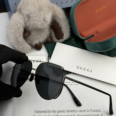 ♦️ GUCCI 新款男女情侣款太阳镜多边形墨镜iP电镀永不褪色 超轻超有弹性整幅眼镜无螺丝重要的是压不 ♦️ GUCCI 新款男女情侣款太阳镜多边形墨镜iP电镀永不褪色 超轻超有弹性整幅眼镜无螺丝重要的是压不