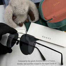 ♦️ GUCCI 新款男女情侣款太阳镜多边形墨镜iP电镀永不褪色 超轻超有弹性整幅眼镜无螺丝重要的是压不 ♦️ GUCCI 新款男女情侣款太阳镜多边形墨镜iP电镀永不褪色 超轻超有弹性整幅眼镜无螺丝重要的是压不