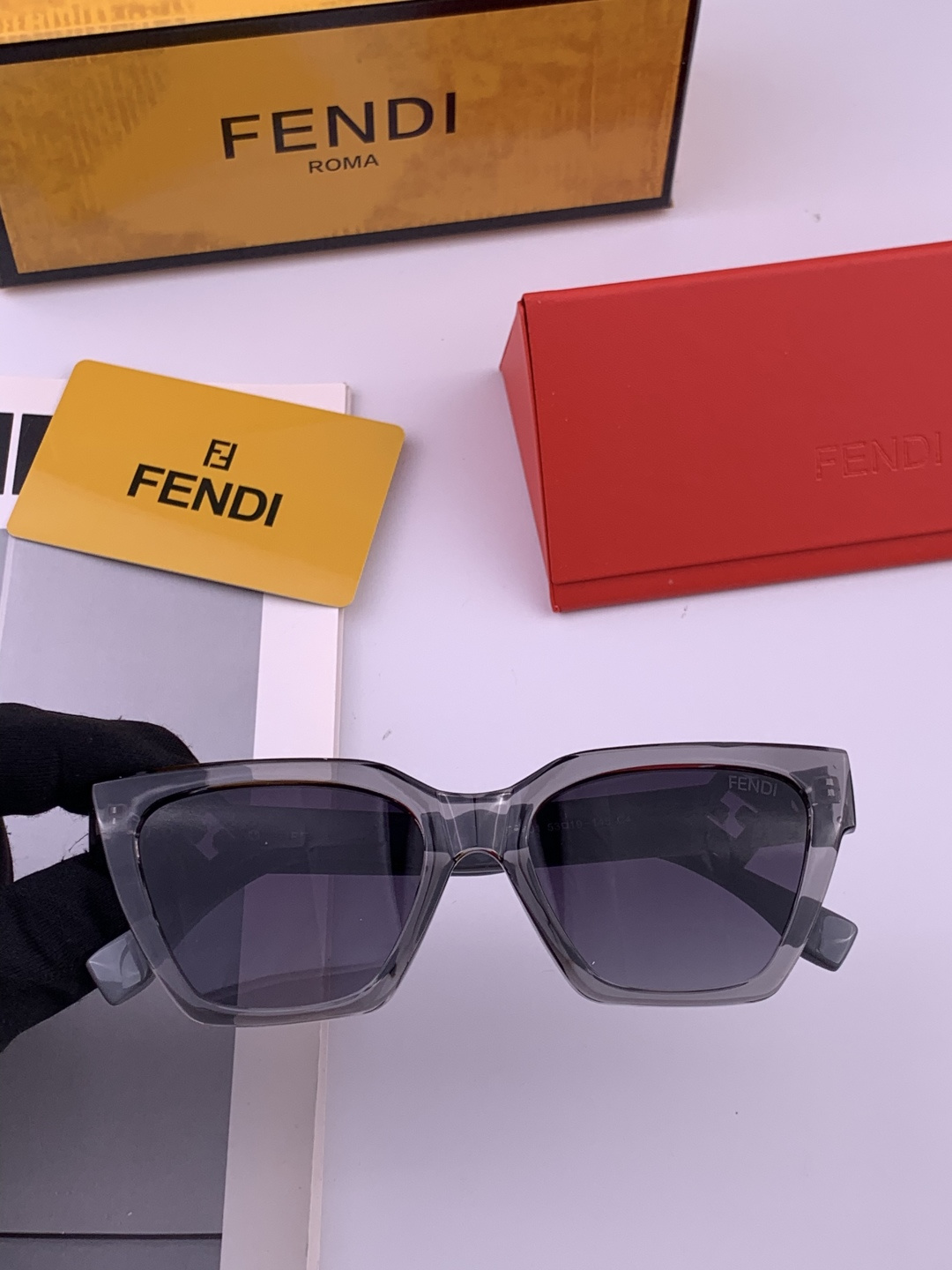🔺 【芬迪】开春新款 潮流爆款 时尚方框太阳镜 高品质 佩戴舒适 网红潮款墨镜 女士高清太阳镜🕶️ 🎉高